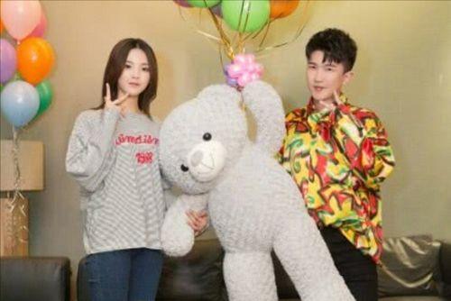 娱乐吃瓜主题背景图